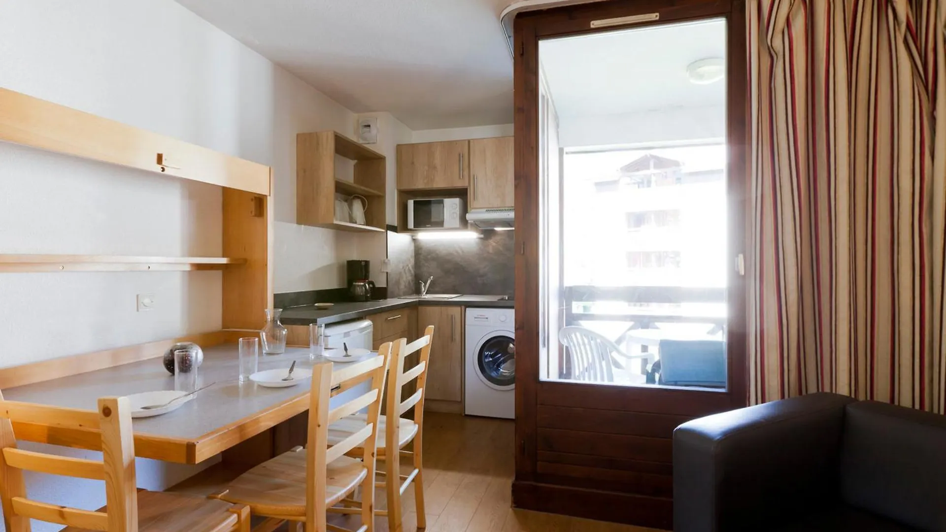Confortable Studio 2* Avec Balcon, Double Exposition Et Parking, Proche Du Centre De Brides-Les-Bains - Fr-1-512-108 Apartment