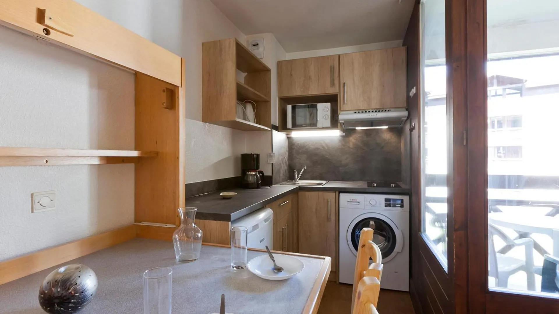 Apartment Confortable Studio 2* Avec Balcon, Double Exposition Et Parking, Proche Du Centre De Brides-Les-Bains - Fr-1-512-108