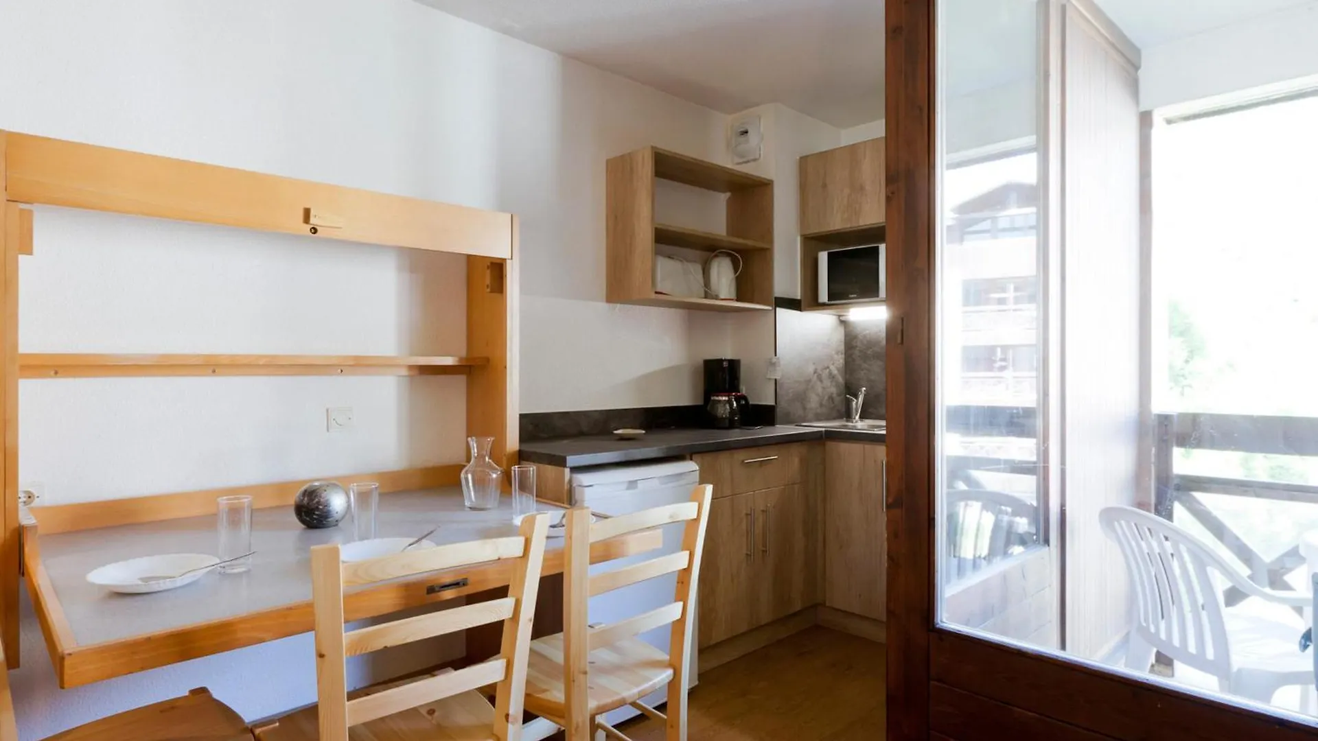Confortable Studio 2* Avec Balcon, Double Exposition Et Parking, Proche Du Centre De Brides-Les-Bains - Fr-1-512-108 France